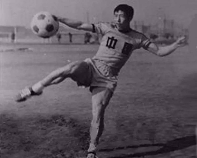 我女扮男装后掰弯了宿敌:名宿李福宝因病逝世，1979、1980年曾连续位列国足射手榜首位