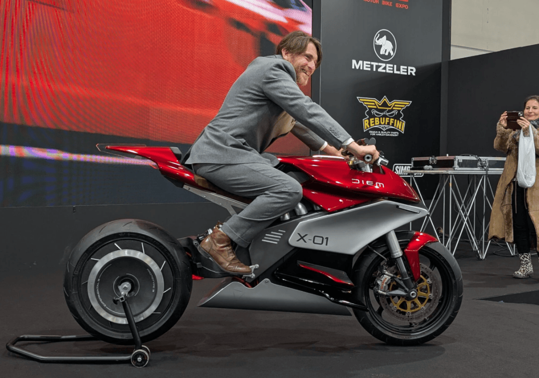 急速220km，超200km续航，这款电摩有点意思。_搜狐网