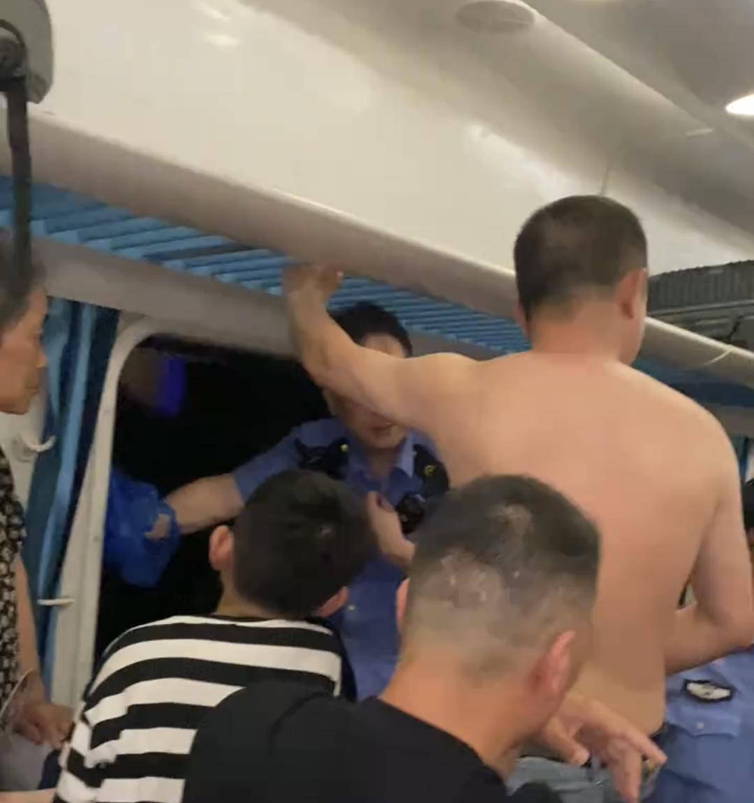 我女扮男装后掰弯了宿敌:紫牛热点｜货物列车在站点停车不及致一客车机车脱线，无人员伤亡