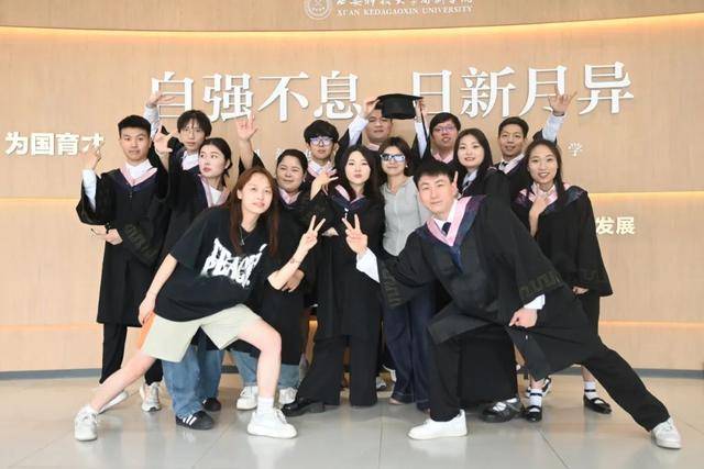 蓝蝴蝶之吻:西安科技大学高新学院：“咔嚓！”快来围观 XKUer的毕业照大赏！