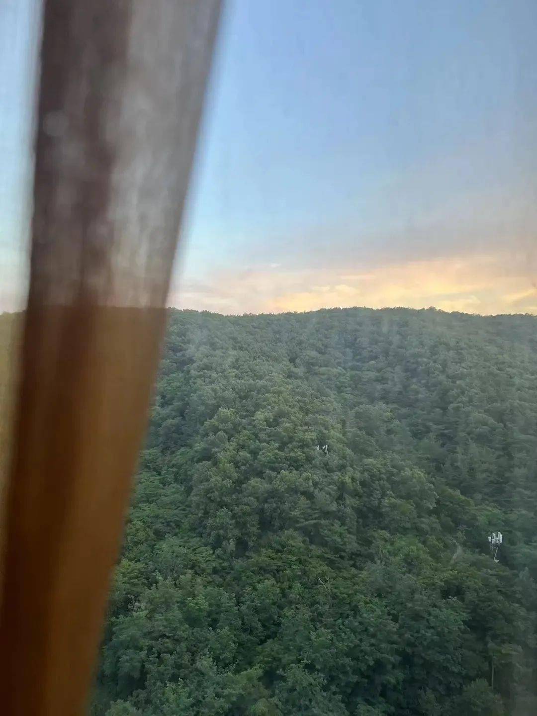 该镇的文科部门的女孩走了所有的张Xuefeng矿山