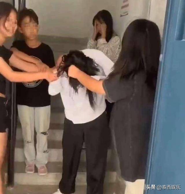 13岁女孩被霸凌群殴:画面曝光,扇耳光撕衣服手段残忍,家属发声