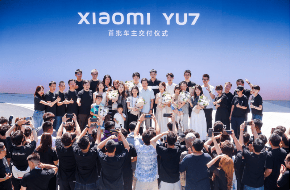 雷军和车主现场合影，并亲自给车主开车门！小米YU7正式交付，覆盖全国58座城市