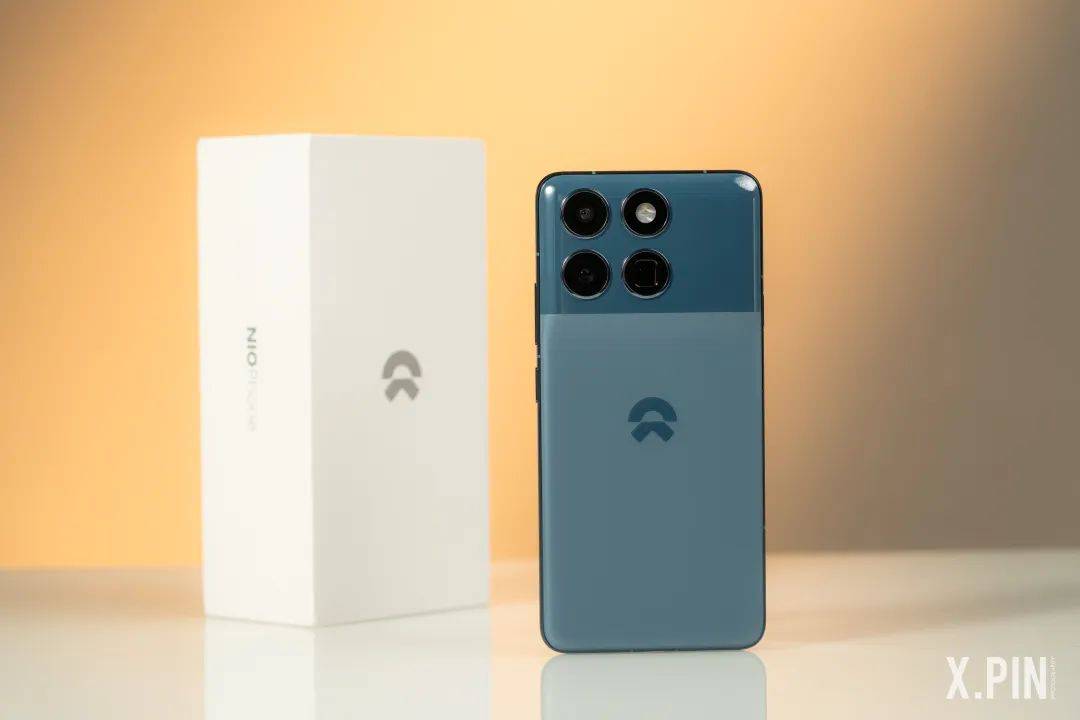特朗普造手机，LOGO像锤子科技？网友：罗永浩代言？