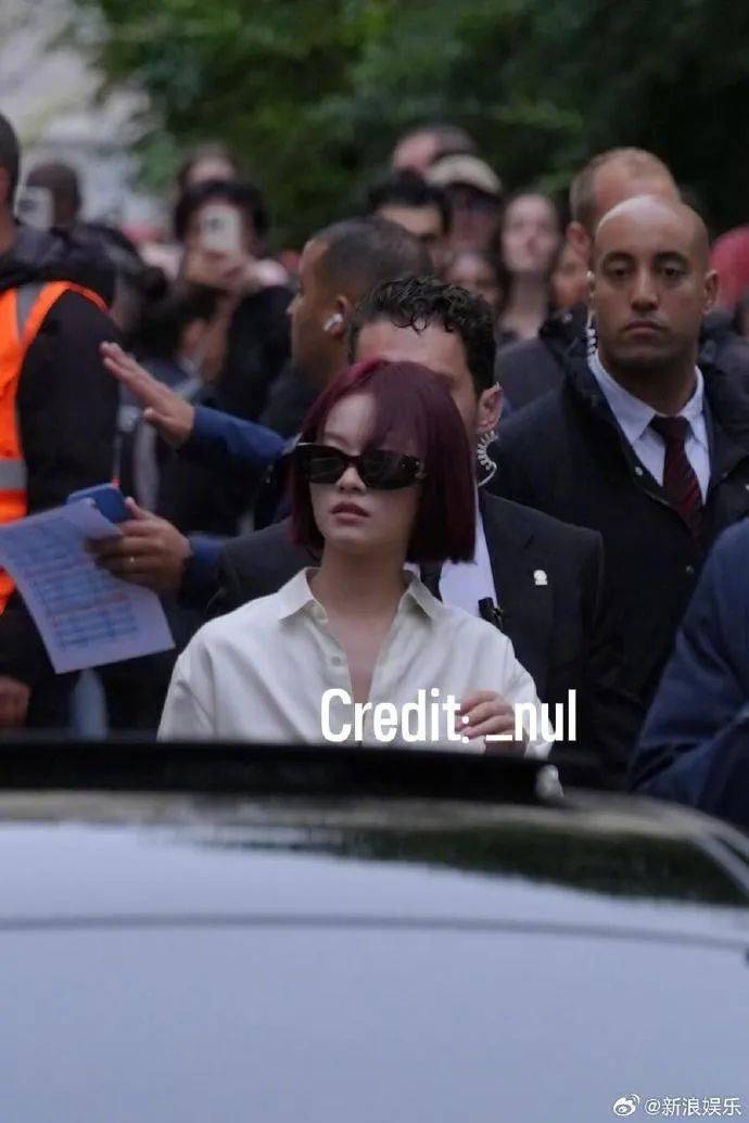 刘诗诗李庚希巴黎时装周同框！被赞温柔、酷飒