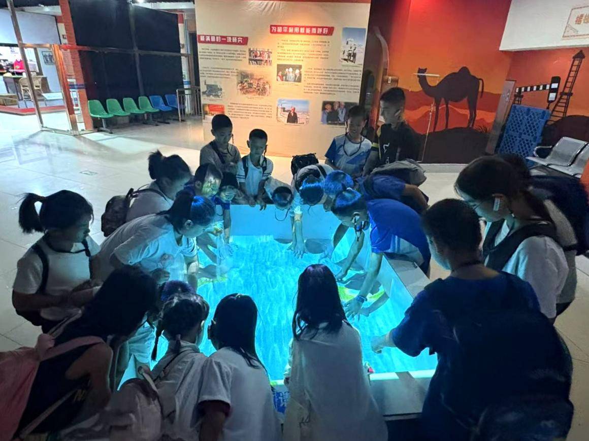 VR看星、机械共舞、丝路驼铃——青少年双馆研学收获颇丰