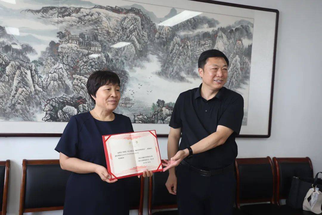 保定首批8位"城市管理监督员"持证上岗
