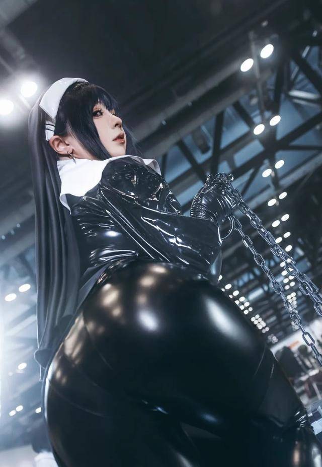 紧身胶衣的修女,尽显身材,锁链铁锤,霸气十足!