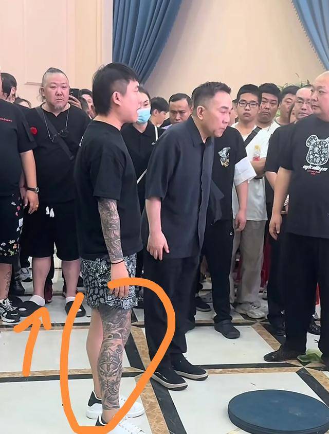 “老五婶”梦真现身公爹灵堂，没磕头只站着鞠躬，大花臂管事抢眼