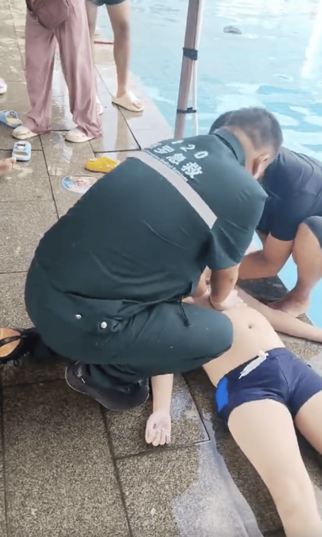 湖南汨罗一少年在游泳馆内触电身亡,相关部门:正进行善后