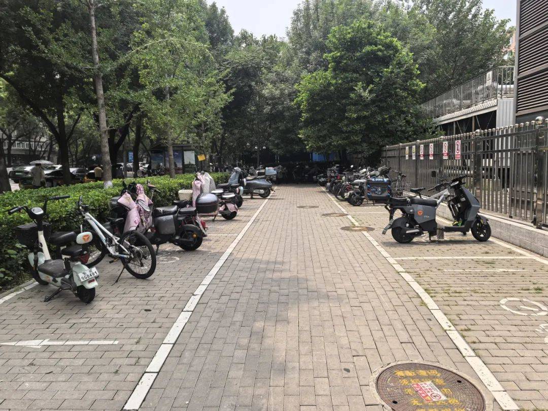 海淀黄庄地铁站外设置非机动车停车场/记者拍摄内容来源:北京交通广播