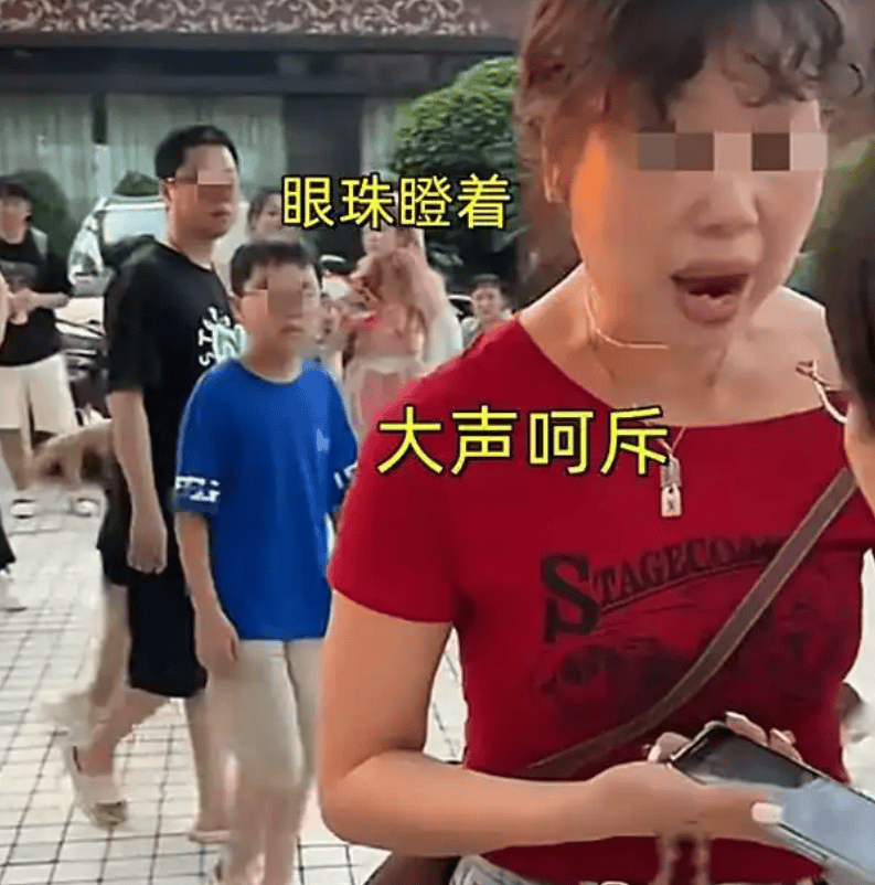 重庆洪崖洞一游客遭陌生女子强拉拍照，网友：该整治了