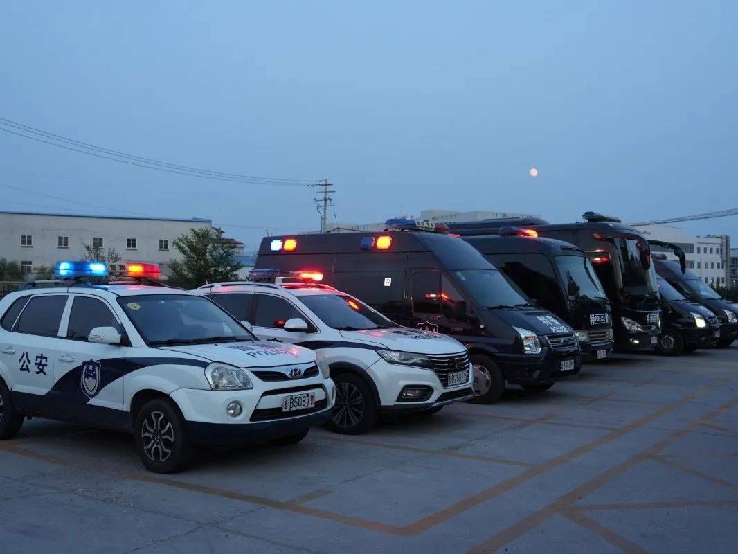 胶州宝龙警灯闪烁!出动警力100余人!一名逃犯落网!