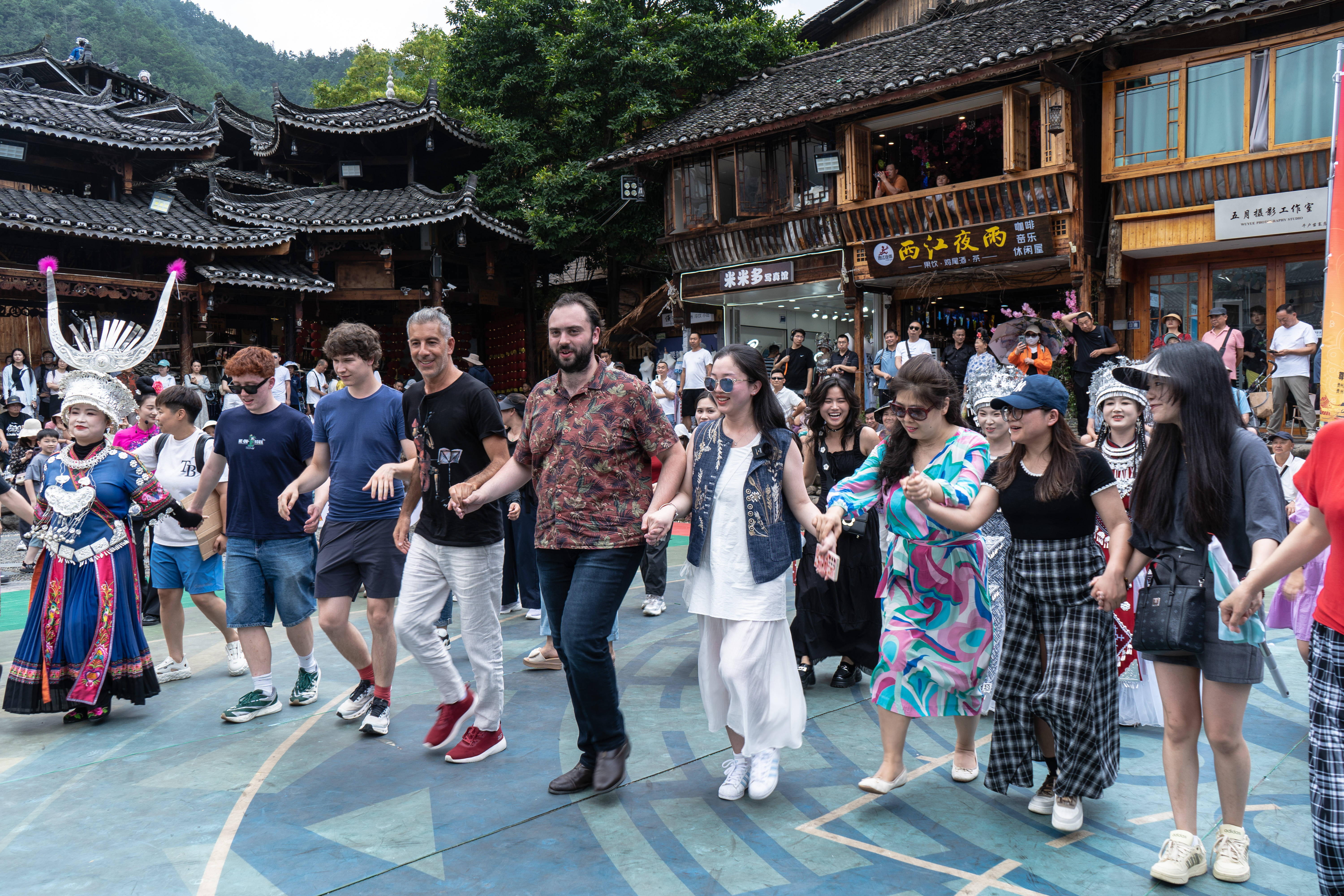 音乐无国界,苗族飞歌与西方歌剧唱响西江千户苗寨