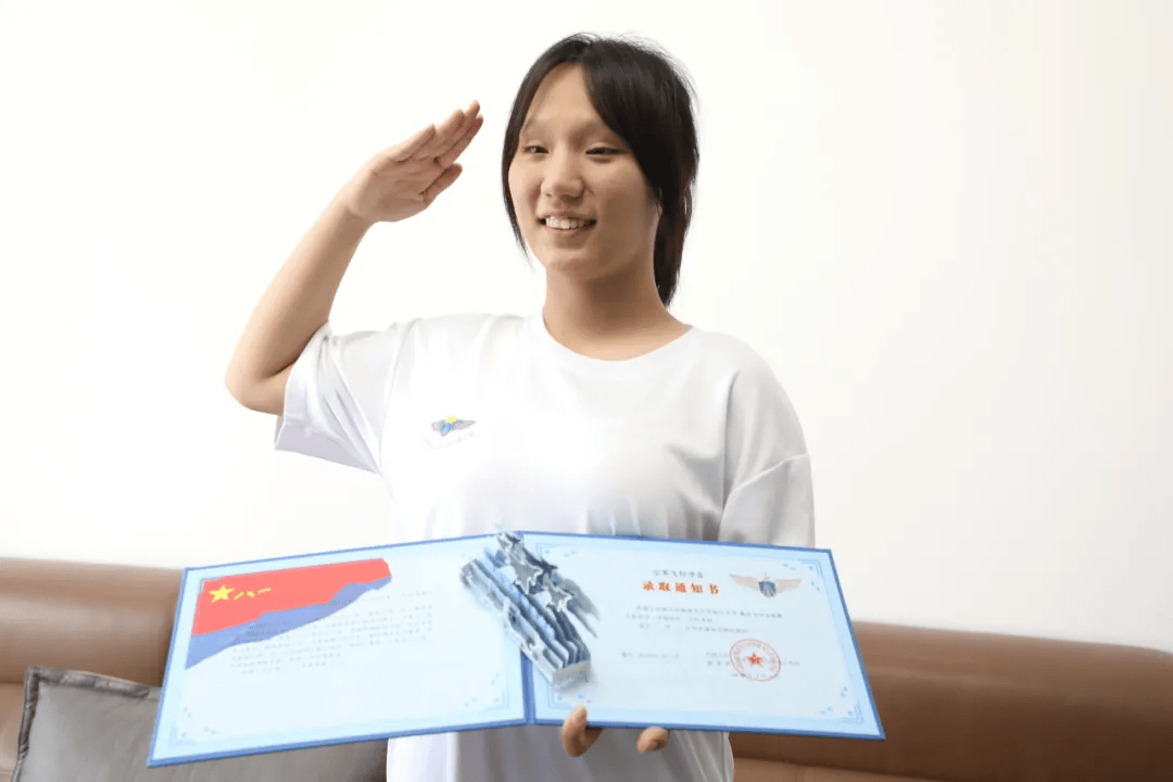 刘忆北，你的女飞录取通知书到了，请查收！_飞行_空军_学长