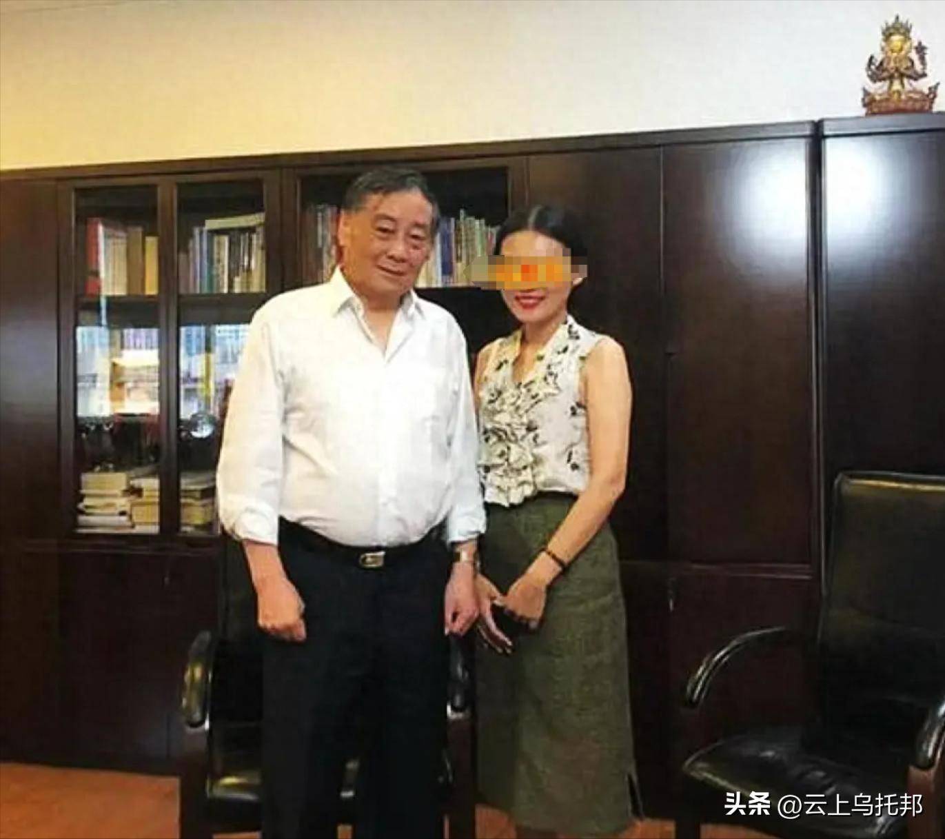 宗庆后杜建英香港旧照曝光，妩媚眼神早已暗示，宗馥莉13岁已懂事