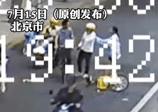 14岁女孩被男子疯狂别车还狂追一公里，一名外卖小哥仗义出手