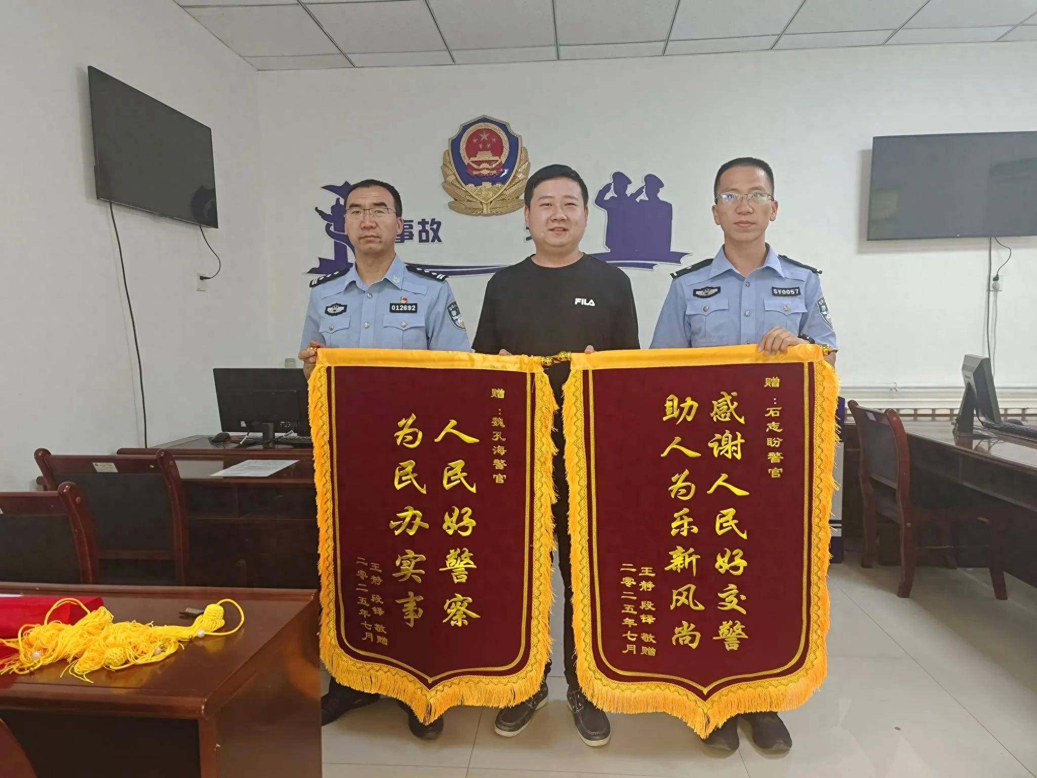 电动车撞倒行人后逃逸,伤者送锦旗感谢交警迅速破案