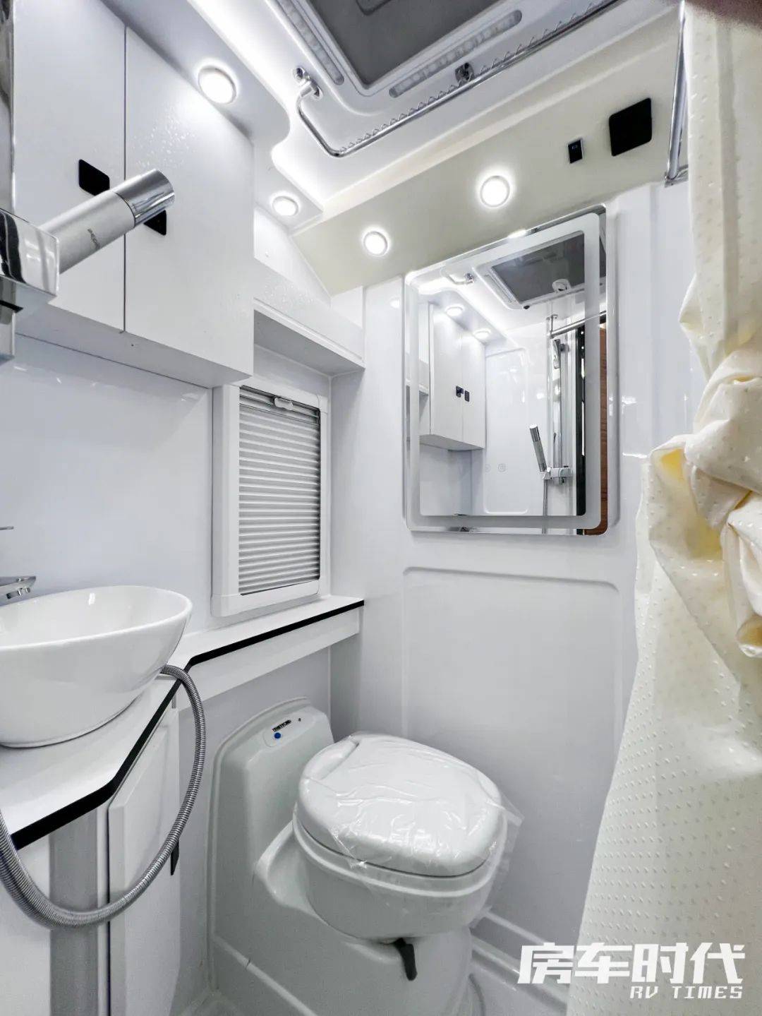 卫生间内设计有盒式马桶,玻璃钢水池,独立花洒,穿衣镜等