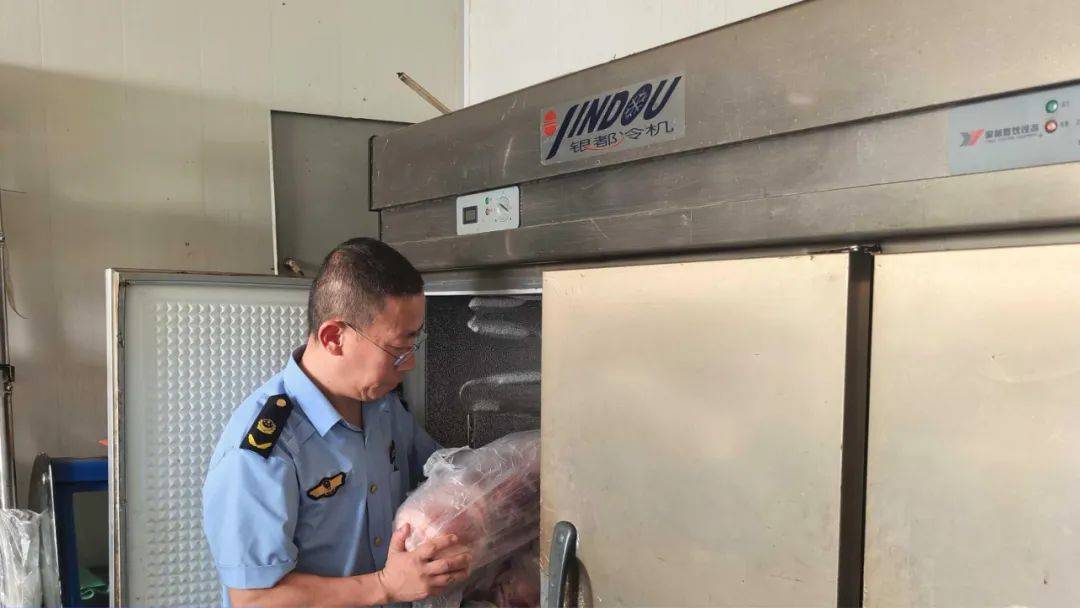 哈林格尔市场监督管理所开展夏季涉旅餐饮服务食品安全专项检查