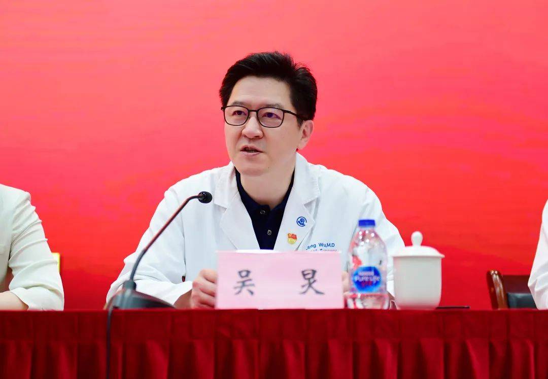 最后,吴炅书记代表医院党委,向杨书记的殷切勉励与明确要求表示衷心