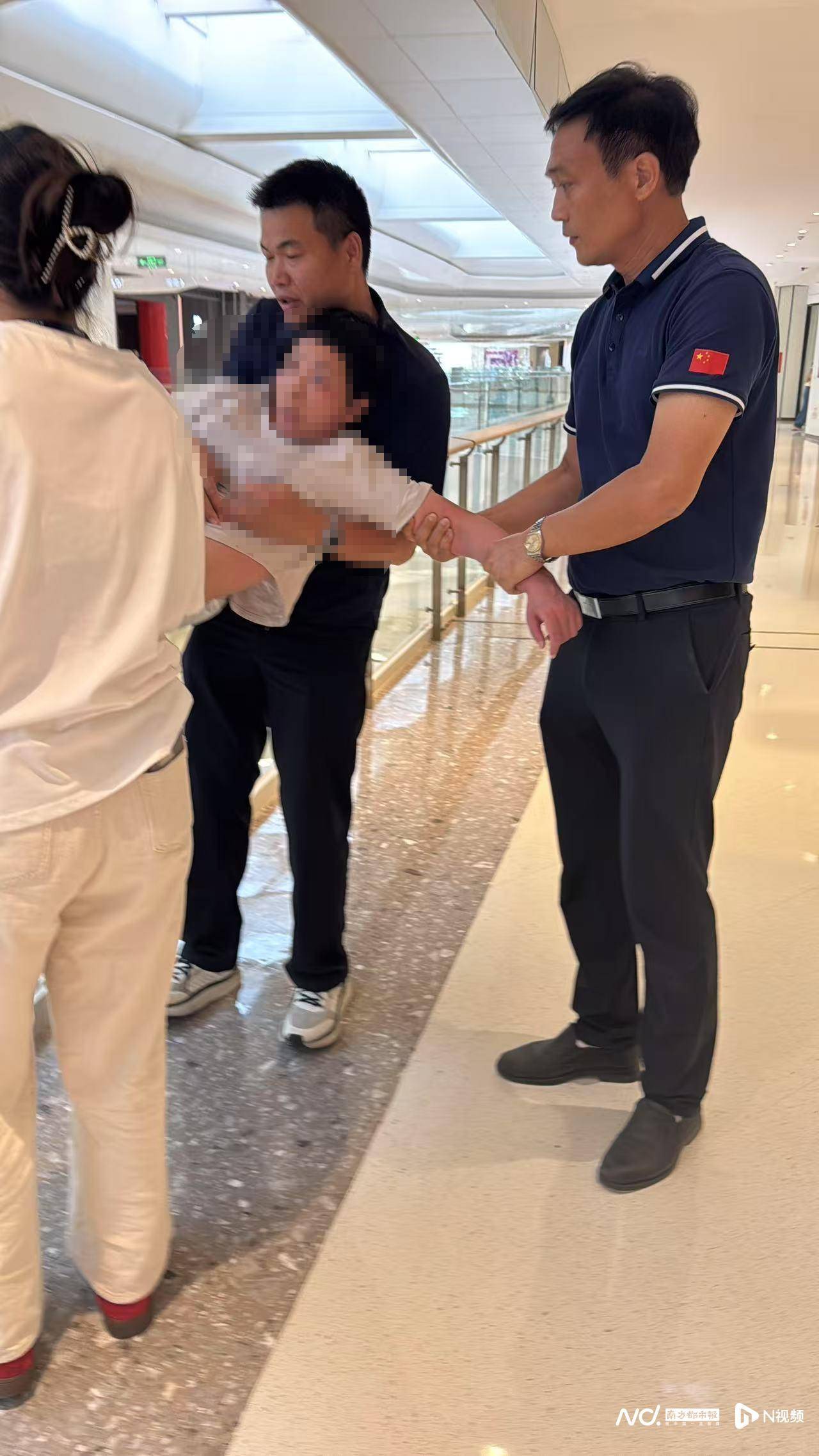 一个眼神交汇，深圳两名退役军人默契出手，合力救下一女子