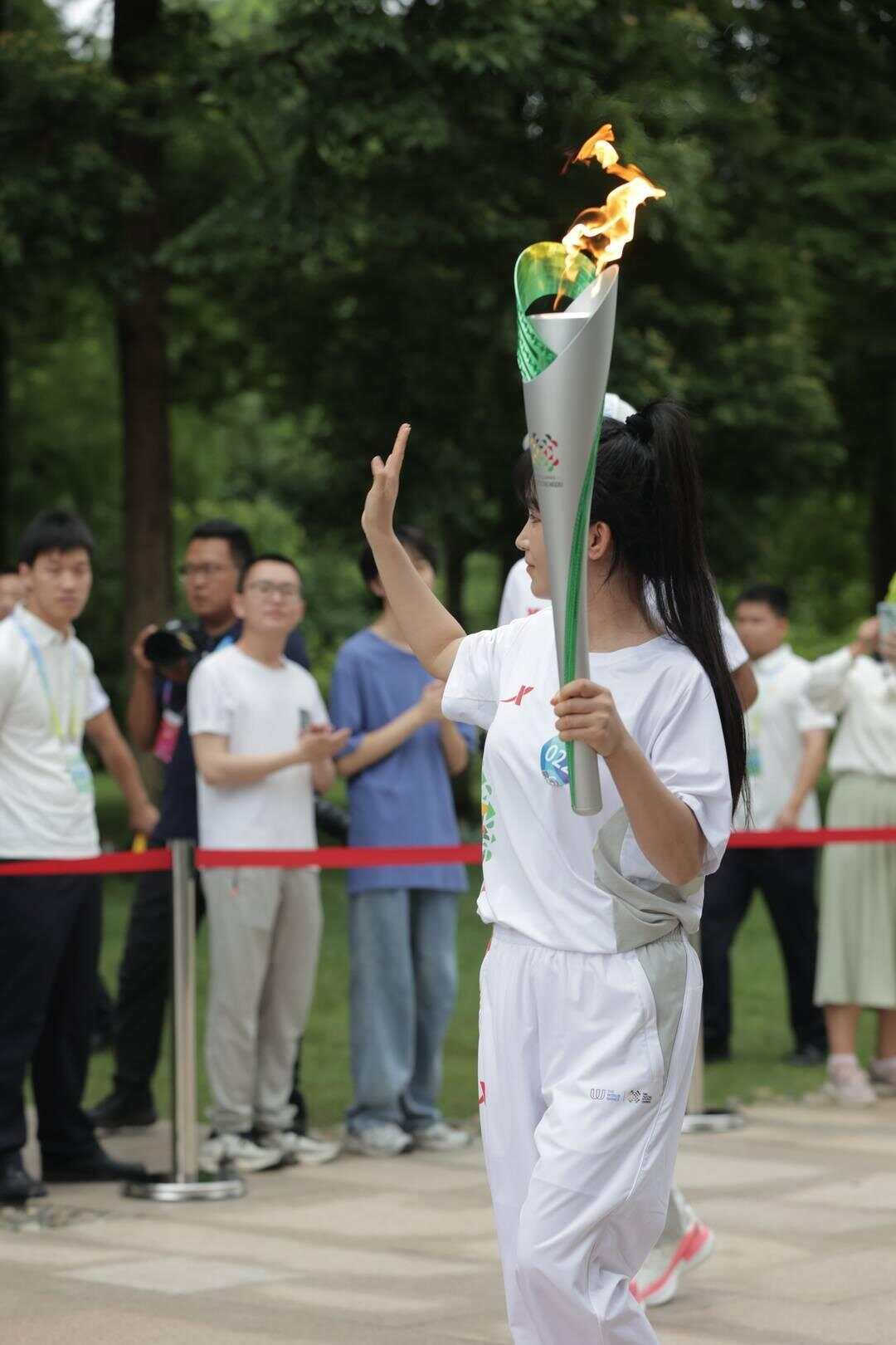 李子柒担任成都世运会火炬手 清爽亮相引发阵阵欢呼