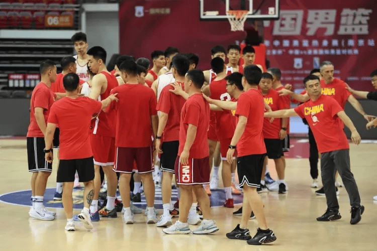 男篮热身赛｜中国男篮90-70轻取波黑，廖三宁13+6+4，胡金秋12分