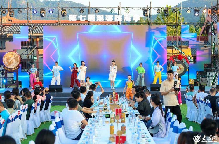 山东青岛：渔家长桌宴开席 舌尖经济激活乡村