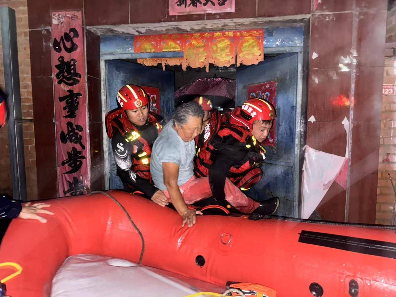 水深齐腰！密云一中学对面，消防员救出一老一小