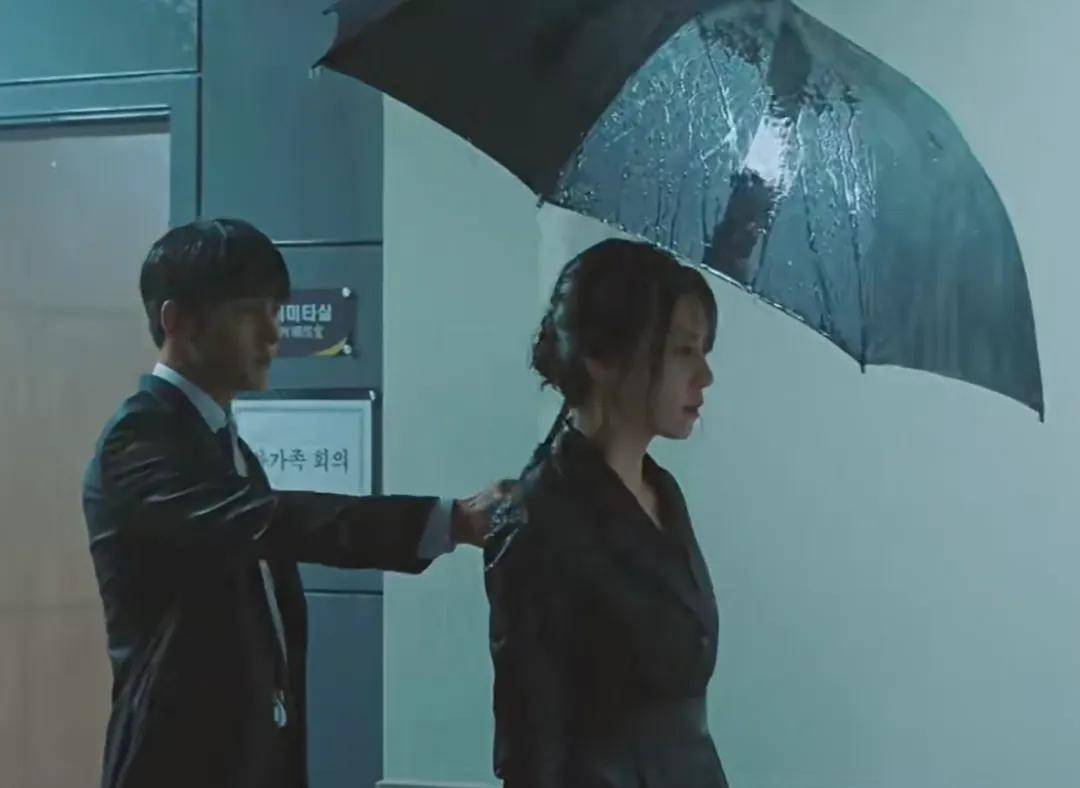 为什么不准偶像剧霸总用折叠伞？