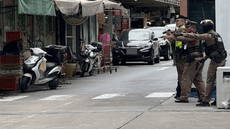 曼谷6死枪案画面曝光！枪手闯入扫射，后坐长凳自尽 警方：正调查是否和边境冲突有关