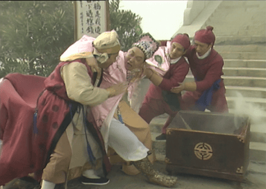 醉接梅花腿济公在集市见钱老板追打卖菜翁的女儿讨债,当即施法"移花接