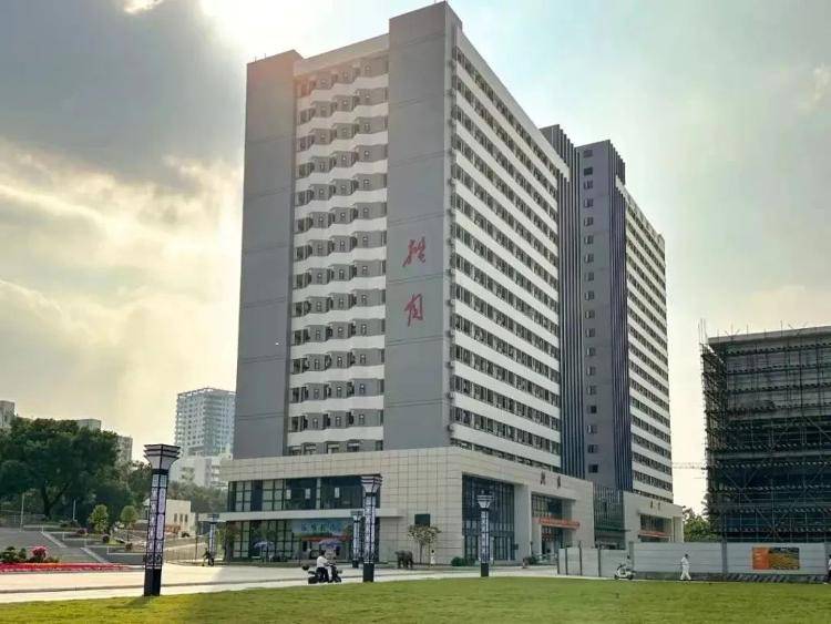 “高校宿舍楼部分对外经营”引质疑，校方回应