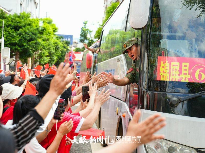 岁月静好后面的“凡人英雄”｜村超复赛·榕江防汛救灾恢复家园人物群像之普通群众篇