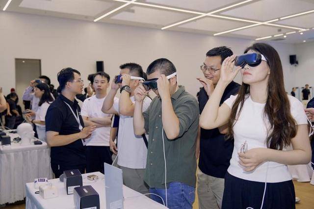 莲偶科技“Visual-X视界”VR眼镜发布会在嘉兴举行