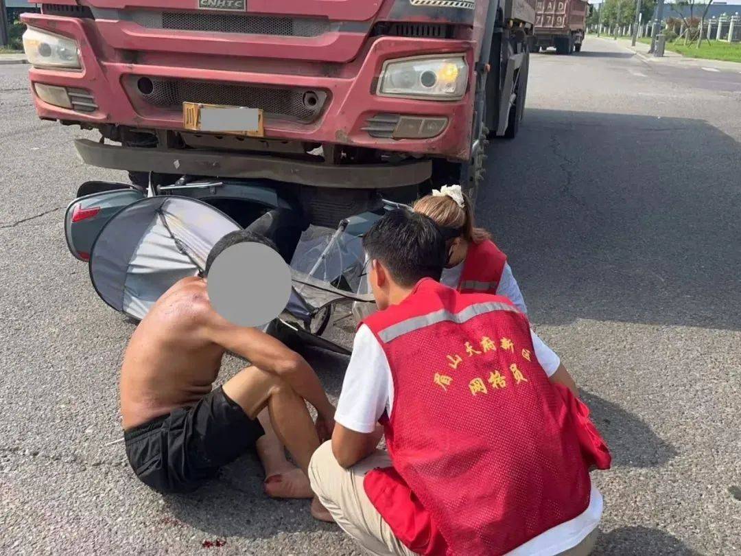 车祸现场伸援手 网格救助显担当