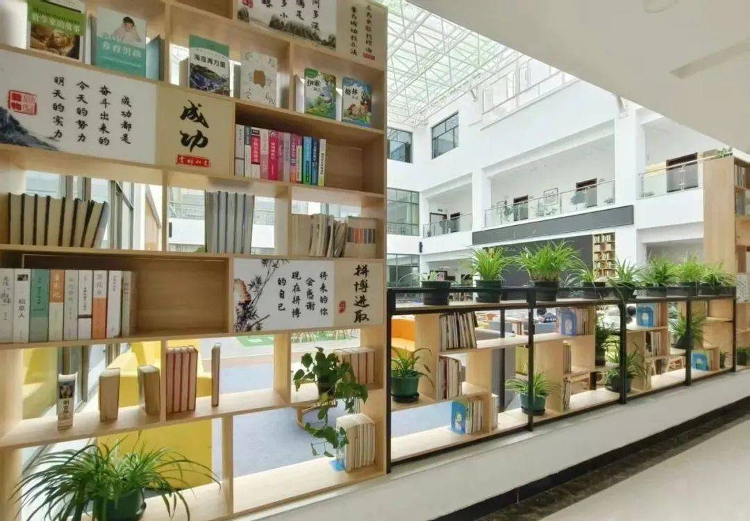 此次升级,是图书馆以藏为主转变为以阅为主,对于中庭的设计,充分体现"