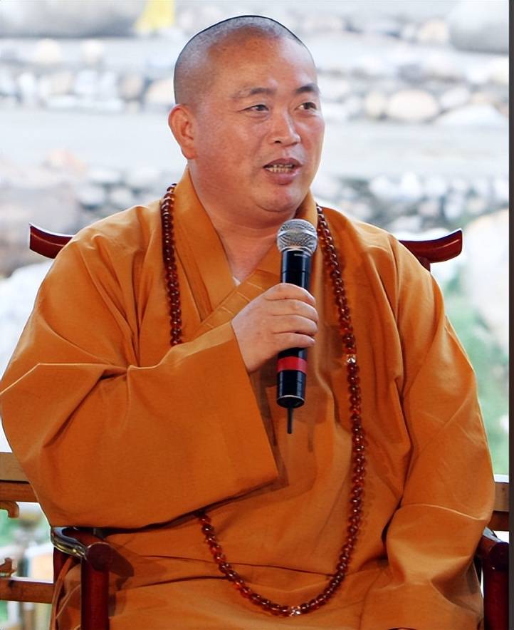 释永信和易中天同框，奉承他是大菩萨，易大师回应一个举动一句话