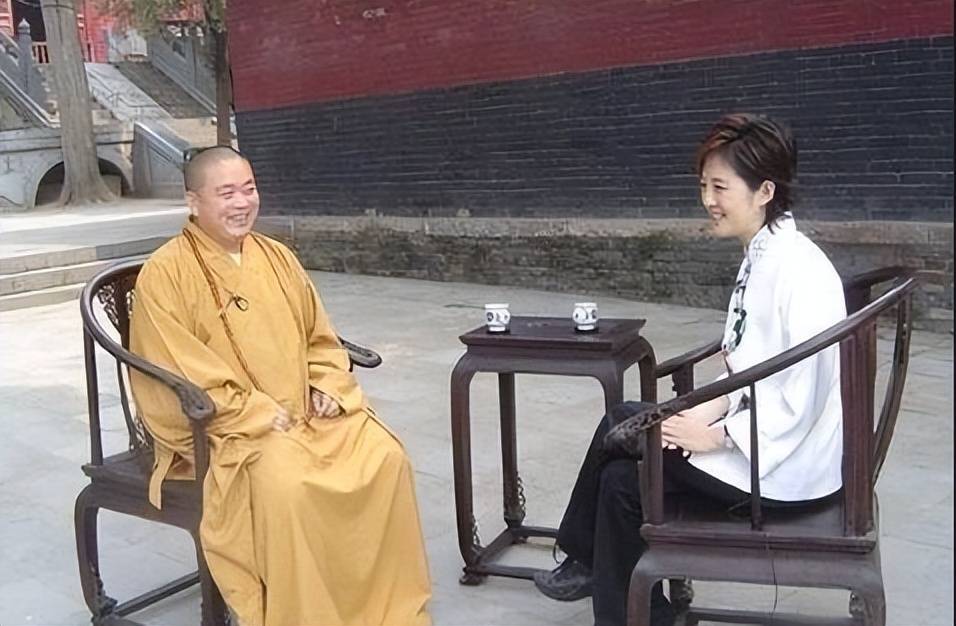 释永信和易中天同框，奉承他是大菩萨，易大师回应一个举动一句话