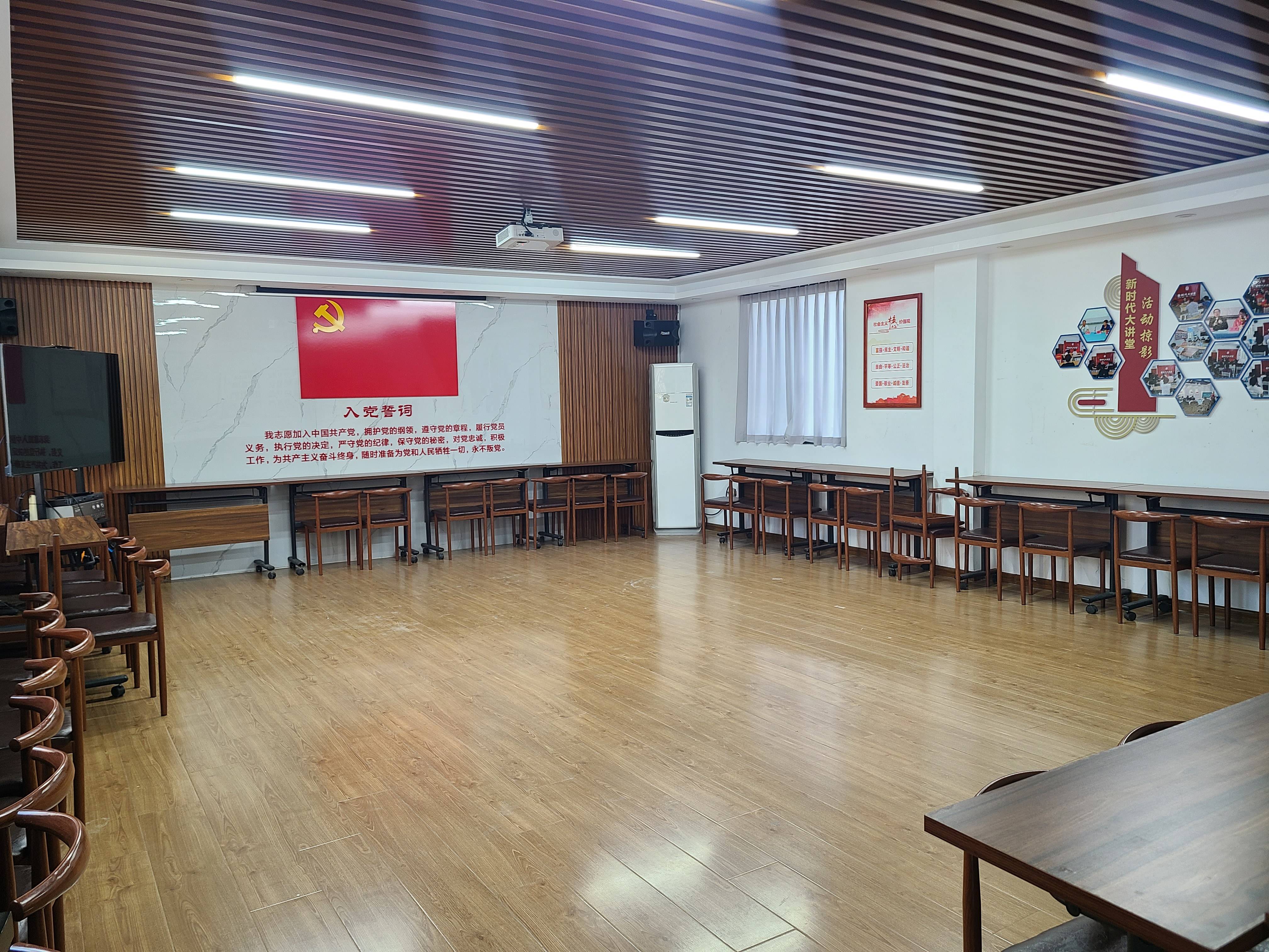 河西社区居民在会议室中跳舞
