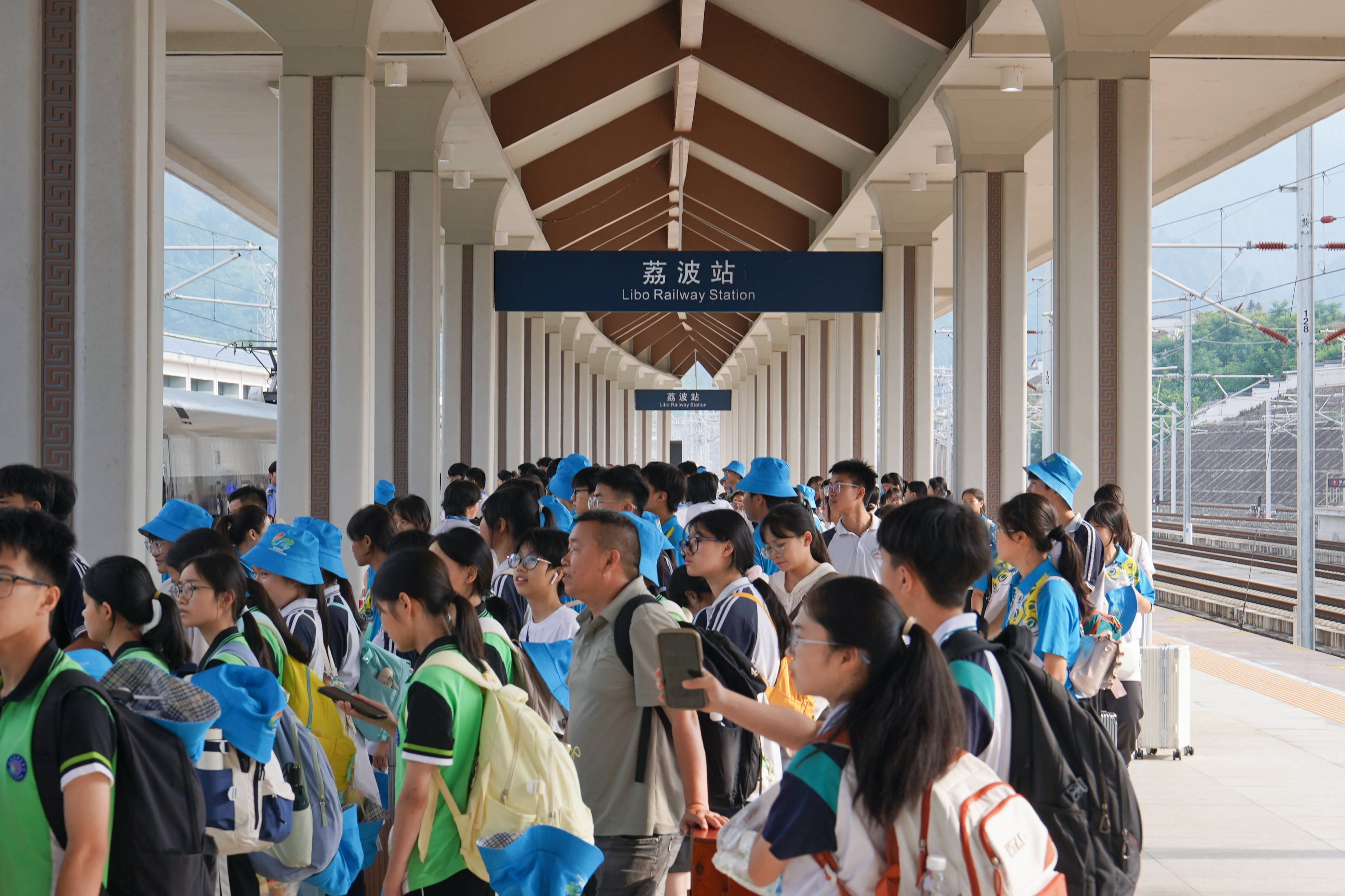 暑运铁路客流高位运行 旅客发送量超6亿人次