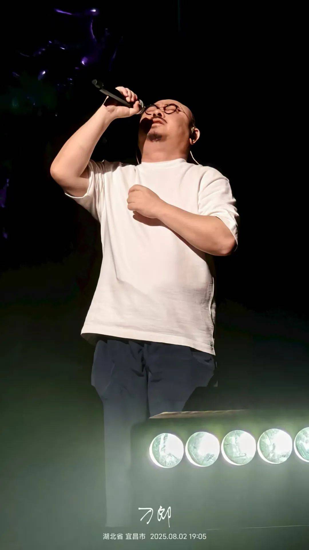 王炸！刚刚，万人流泪合唱！