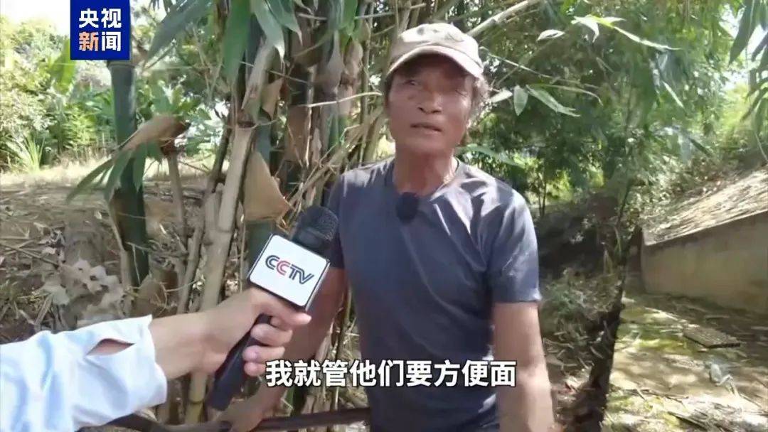 柬泰边境冲突期间，柬埔寨一退役老兵在1米高排水管里躲了6天，“很煎熬，不想要战争”