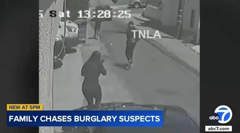 美国一妈妈发现家中遭盗窃，徒手砸碎小偷车窗