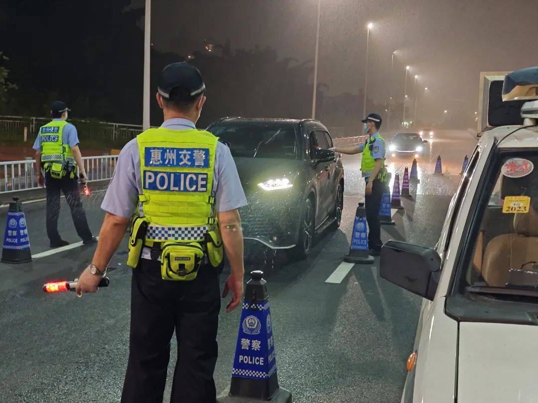 亮剑夏季!惠州交警多点位 "织网",严查酒驾,飙车
