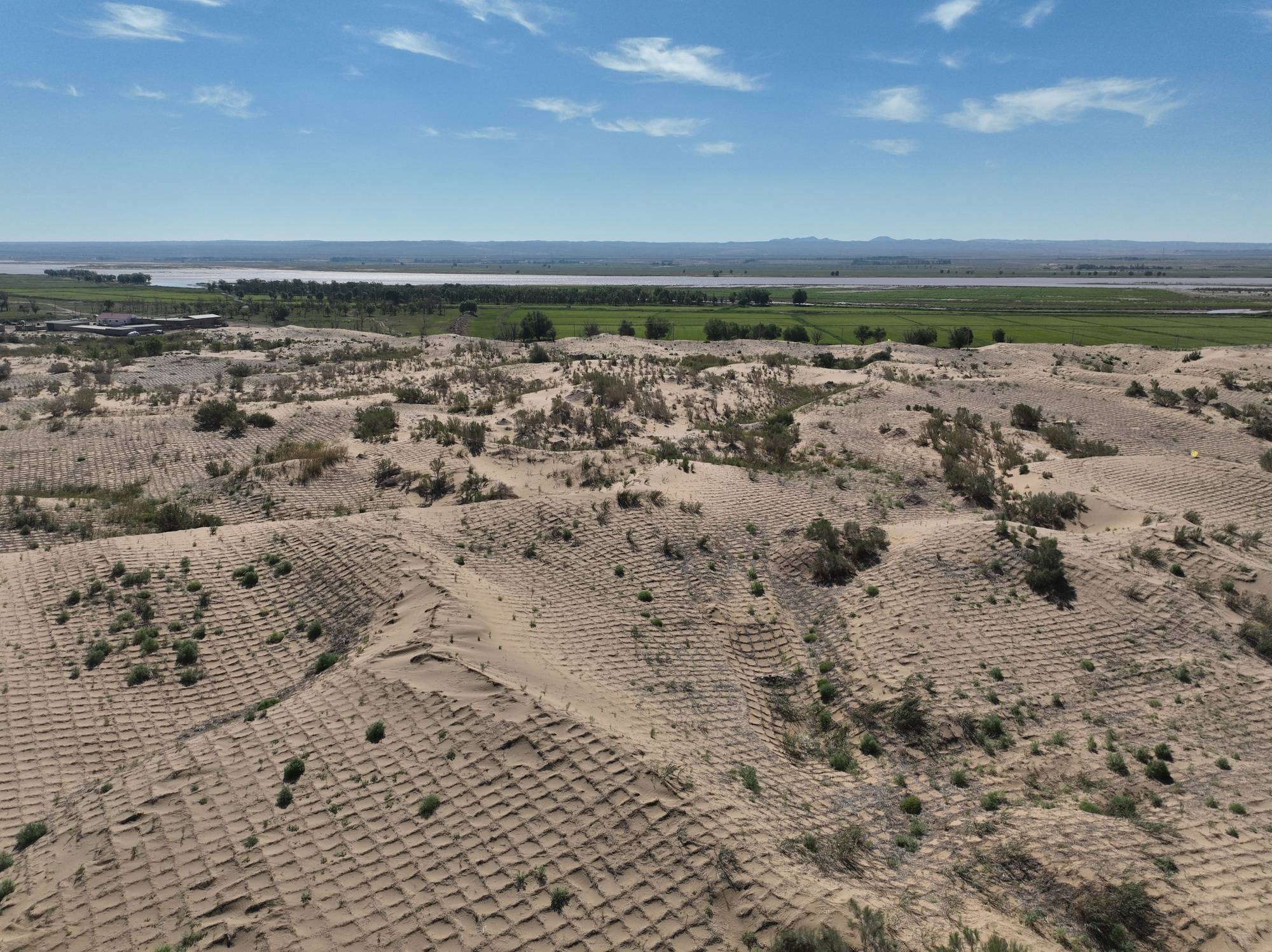 乌兰布和沙漠东缘400里防风固沙带全线贯通