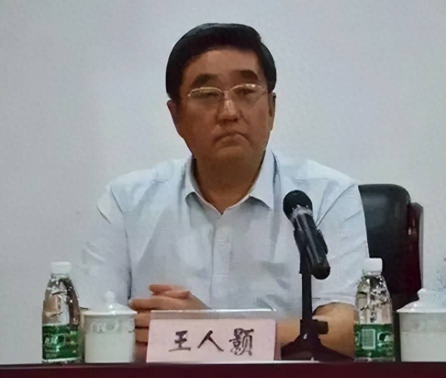 一所大学的两个副转盘正在调查中！同一天交给