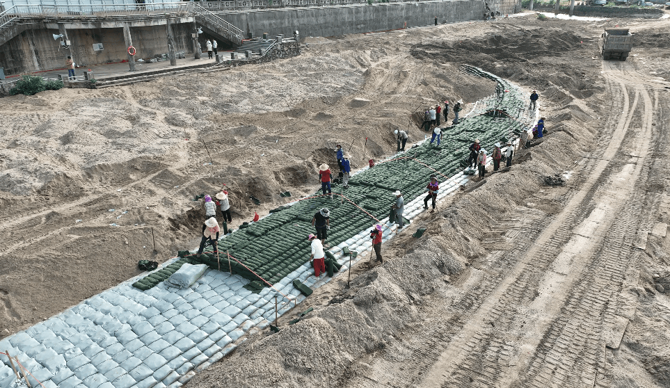 预计8月底建成并免费向公众开放正进行浅水区砂回填,砂袋围堰等关键