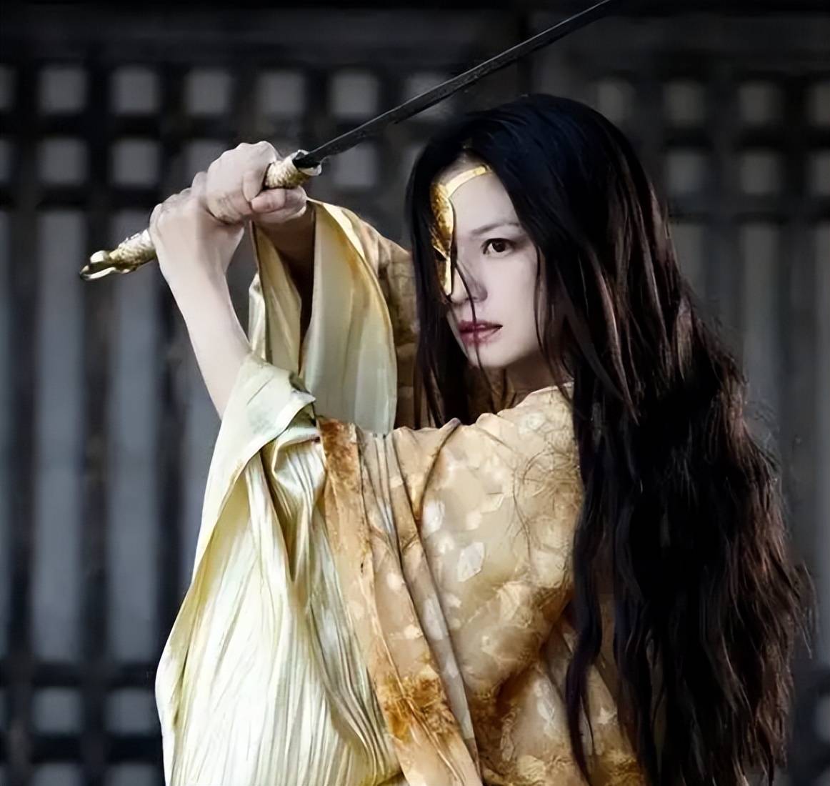 机关算尽!赵薇封杀4年再传坏消息,扯出海外信托,难怪女儿逍遥